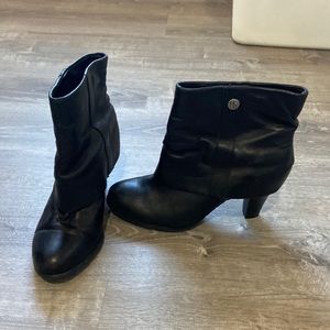 WOMANS BCBG BLACK BOOTIE LEATHER